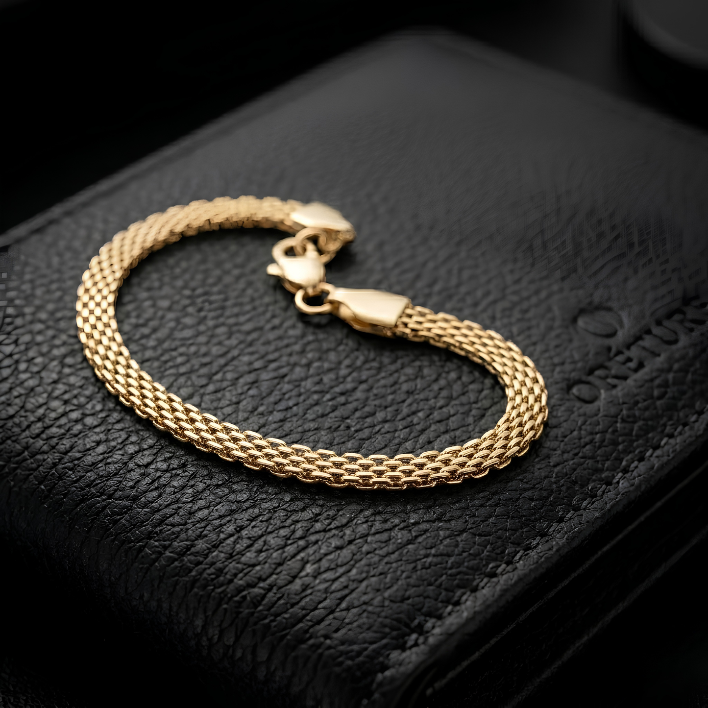 Pulseras Tejidas en Oro Laminado 18K: El Peso del Éxito.