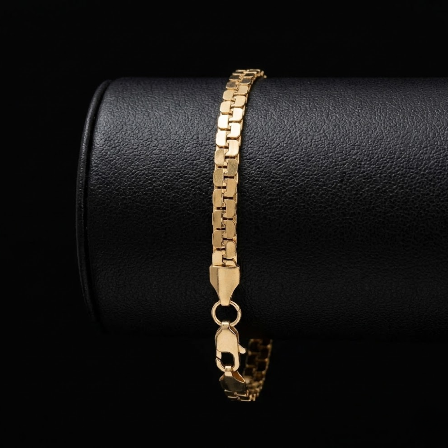 Pulseras Tejidas en Oro Laminado 18K: El Peso del Éxito.