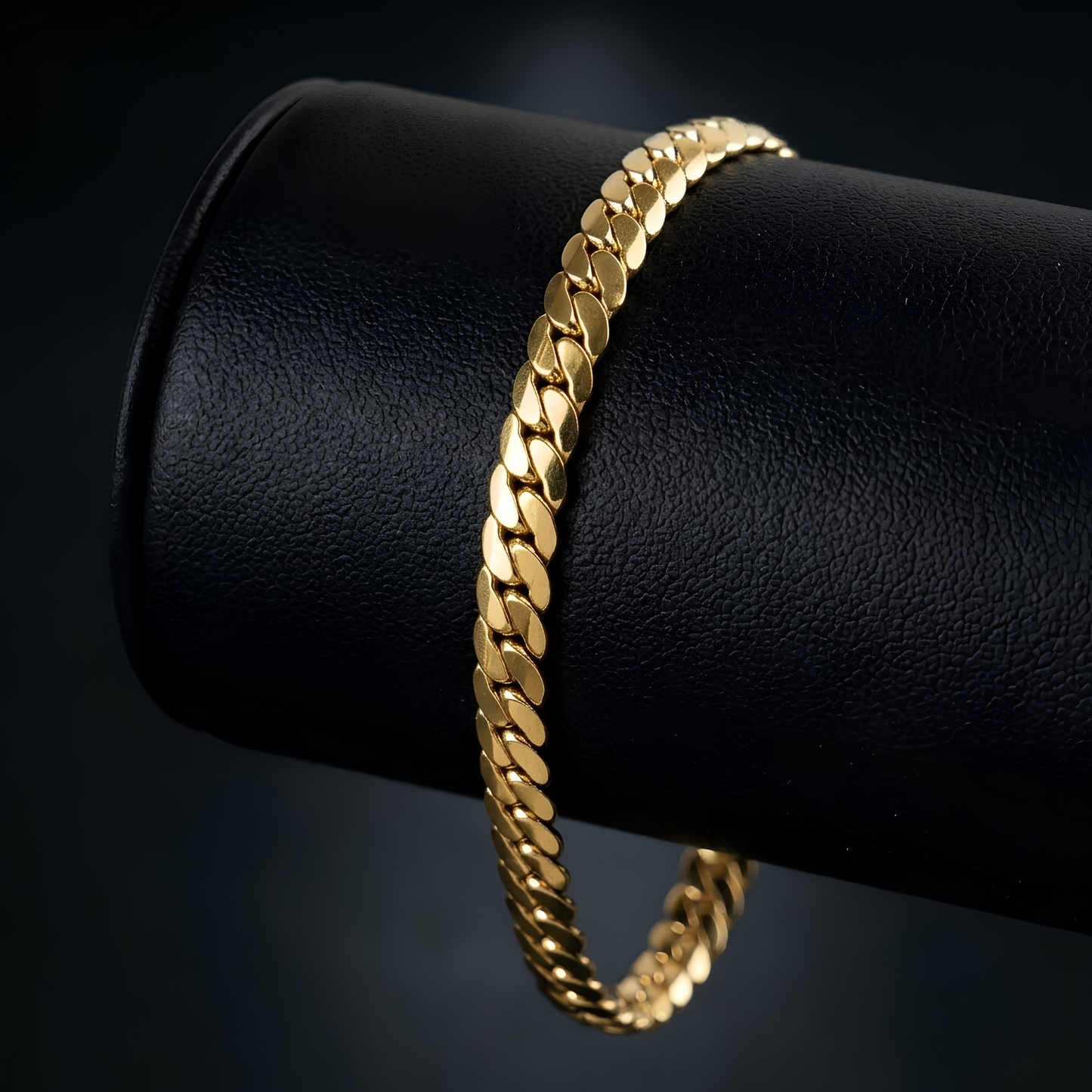 Pulseras Tejidas en Oro Laminado 18K: El Peso del Éxito.