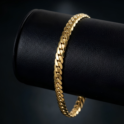 Pulseras Tejidas en Oro Laminado 18K: El Peso del Éxito.