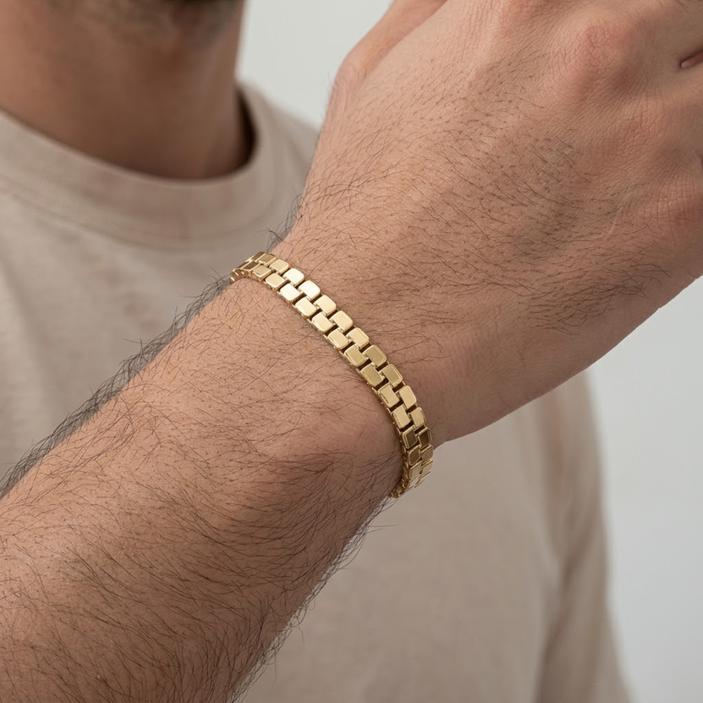 Pulseras Tejidas en Oro Laminado 18K: El Peso del Éxito.