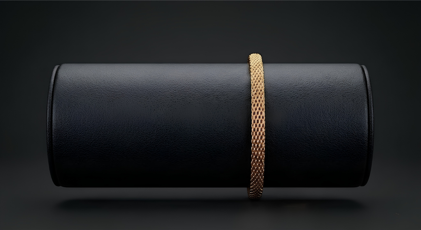 Pulseras Tejidas en Oro Laminado 18K: El Peso del Éxito.