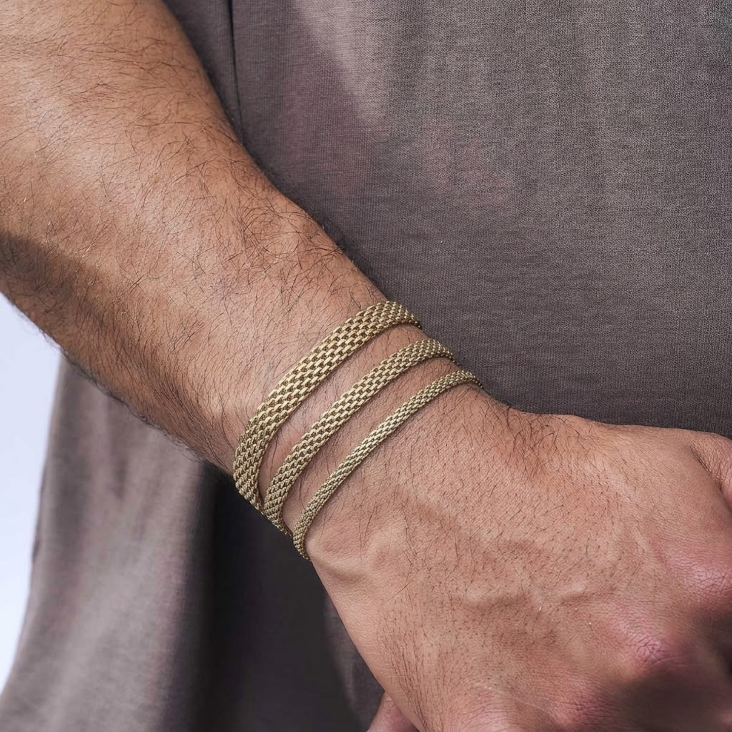 Pulseras Tejidas en Oro Laminado 18K: El Peso del Éxito.